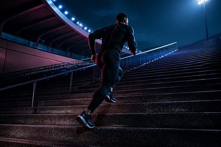 Athlet läuft die Stadiontreppe hinauf